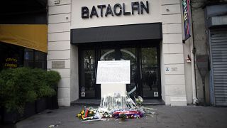 Una placa conmemorativa y flores aparecen en la entrada de la sala de conciertos Bataclan por el cuarto aniversario de los ataques, el 13 de noviembre de 2019. (Archivo).