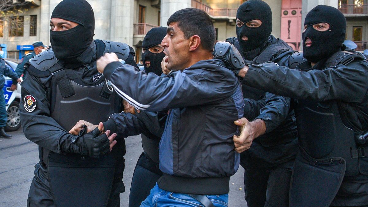 Erivan'da Paşinyan karşıtı protestolarda onlarca kişi gözaltına alındı