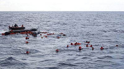 شاهد: عملية إنقاذ صعبة لمهاجرين كانوا على متن زورق قبالة السواحل الليبية