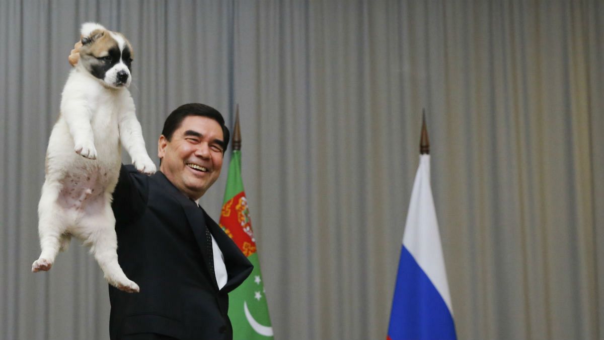 قربانقلی بردی محمداُف، رئیس جمهوری ترکمنستان در حال اهدای یک قلاده سگ اصیل ترکمن به ولادیمیر پوتین، رئیس جمهوری روسیه، سال ۲۰۱۷
