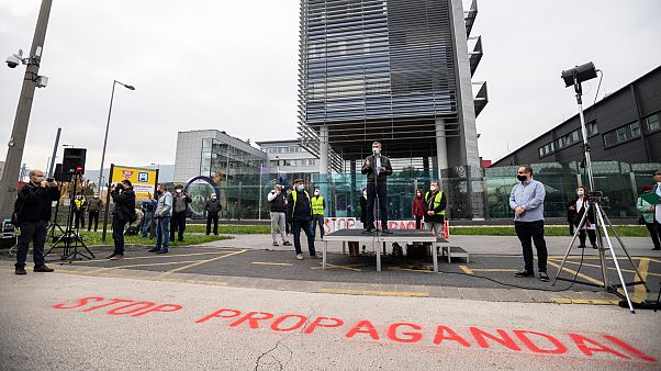 Ellenzéki tüntetés a közmédia székháza előtt Ellenzéki tüntetés a közmédia székháza előtt