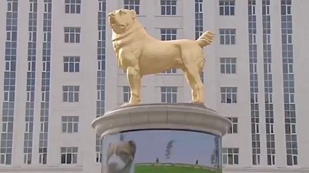 Az aranyozott kutyaszobor Aşgabat egyik főterén Az aranyozott kutyaszobor Aşgabat egyik főterén