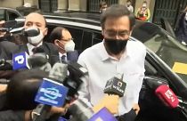 El expresidente peruano Martín Vizcarra rodeado de periodistas a su llegada a la sede de la Fiscalía