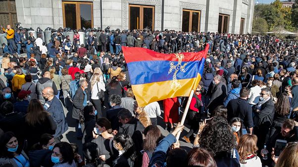 Miles de manifestantes protestan en Ereván, capital de Armenia Miles de manifestantes protestan en Ereván, capital de Armenia