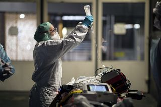 Ambulâncias transformadas em quartos improvisados em Itália