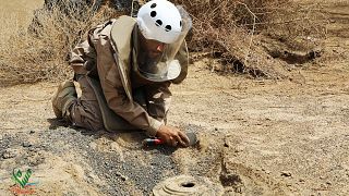 جندي من "مشروع مسام" السعودي لنزع الألغام خلال تأدية واجبه في اليمن 
