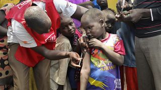 Güney Sudan'da kızamık aşısı olan çocuklar