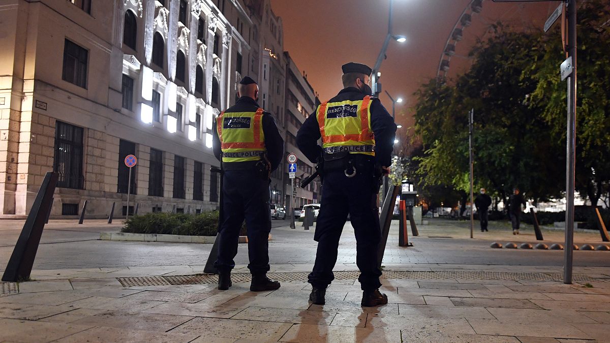 پلیس مجارستان بر اعمال محدودیت تردد شبانه در بوداپست نظارت می‌کند