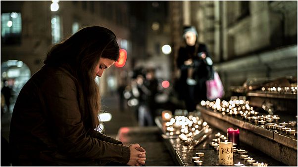 صورة لسيدة تصلي لأرواح ضحايا الهجوم عام 2015 صورة لسيدة تصلي لأرواح ضحايا الهجوم عام 2015
