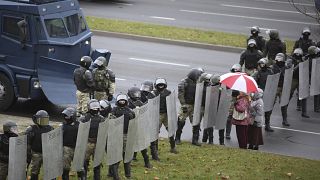 Rendőrsorfal zárja el a tüntetők útját Minszkben 2020. november 8-án