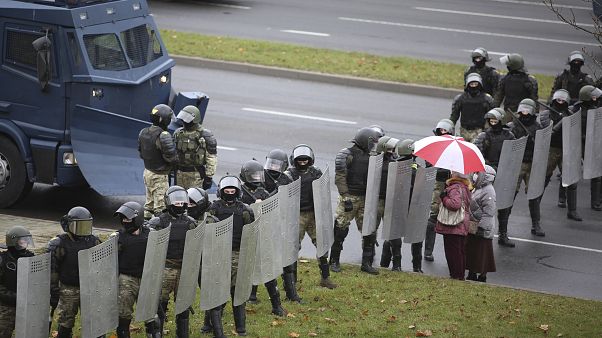 Rendőrsorfal zárja el a tüntetők útját Minszkben 2020. november 8-án Rendőrsorfal zárja el a tüntetők útját Minszkben 2020. november 8-án