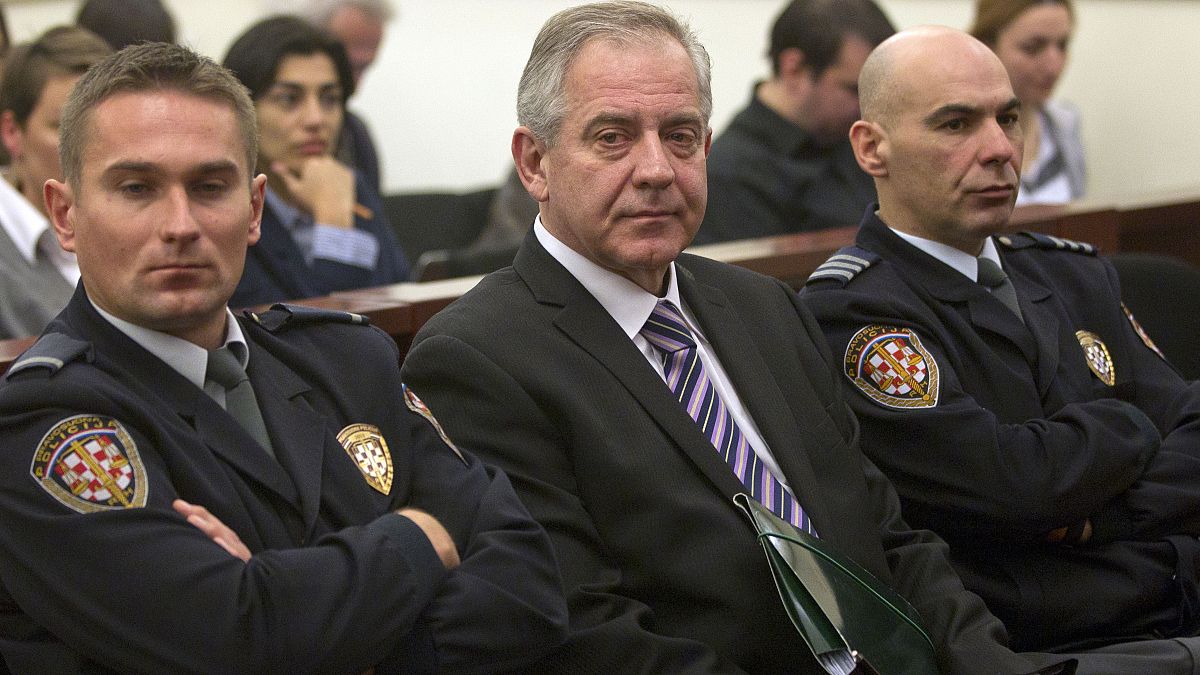 Hırvatistan'ın eski başbakanlarından İvo Sanader (ortada), görevini kötüye kullanmak ve yolsuzluk yapmak suçlarından 8 yıl hapse mahkum edildi