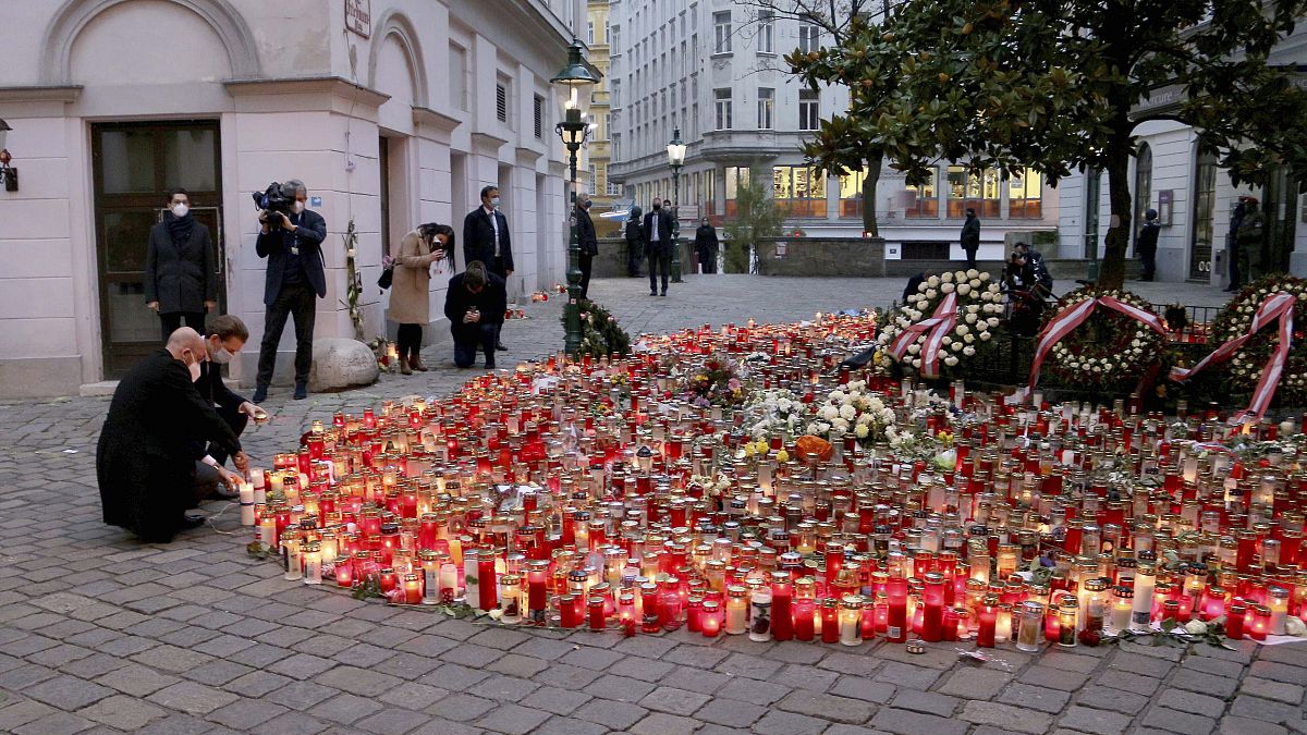Le président du Conseil européen Charles Michel et le chancelier autrichien Sebastian Kurz placent des bougies en hommage aux victime de l'attentat terroriste à Vienne.