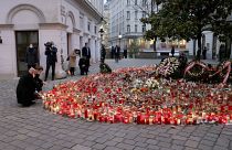رئيس المجلس الأوروبي شارل ميشال والمستشار النمساوي سيباستيان كورتس، يوقدان شموعا ترحما على ذكرى من قتلوا أثناء الهجوم الإرهابي في النمسا/فيينا،الاثنين ، 9 نوفمبر، 2020