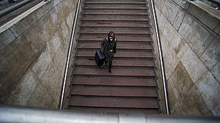 Magányosan az aluljáróba vezető lépcsőn - a szájmaszk már teljesen természetes látvány Budapest utcáin