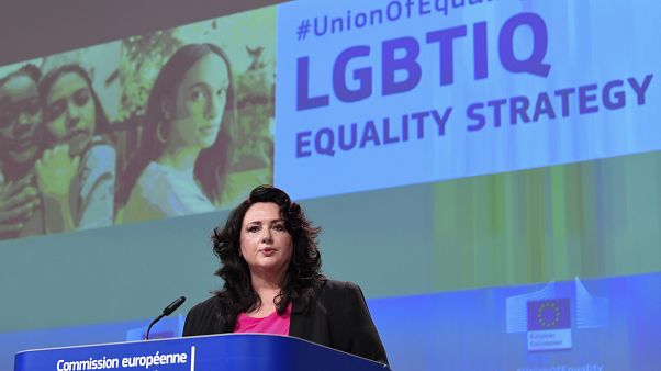 Helena Dalli az EU melegjogi stratégiájáról tájékoztatja a sajtót 2020. november 12-én Helena Dalli az EU melegjogi stratégiájáról tájékoztatja a sajtót 2020. november 12-én