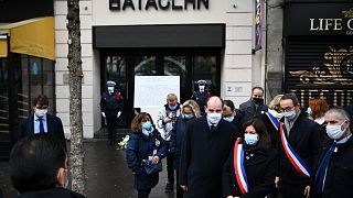 عمدة باريس آن هيدالغو ورئيس الوزراء الفرنسي جان كاستكس وعمدة الدائرة الحادية عشرة في باريس فرانسوا فوجلين يوجهون التحية خارج قاعة باتاكلان في باريس