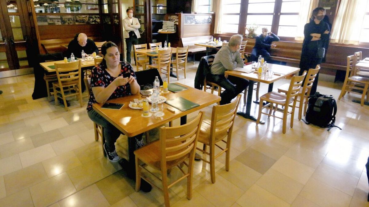 Journalisten testen Mindestabstände in einem Restaurant in Wien, 14.05.2020
