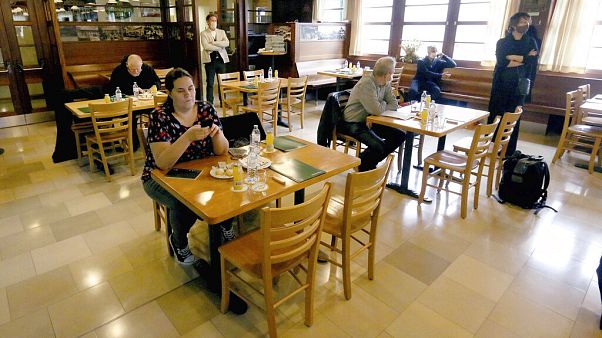 Journalisten testen Mindestabstände in einem Restaurant in Wien, 14.05.2020 Journalisten testen Mindestabstände in einem Restaurant in Wien, 14.05.2020