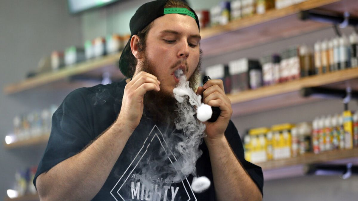 Devin Lambert, il manager di Good Guys Vape Shop, esala il vapore di una sigaretta elettronica a Biddeford, Maine (settembre 2019)