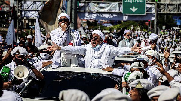 السعودية نيوز | 
    شاهد: استقبال جماهيري ضخم لداعية إسلامي متشدد فر من إندونيسيا بعد قضية مواد إباحية
