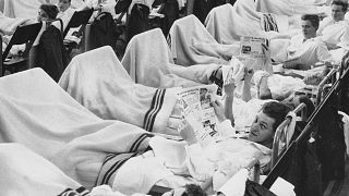 Militares en camilla durante la pandemia de 1957
