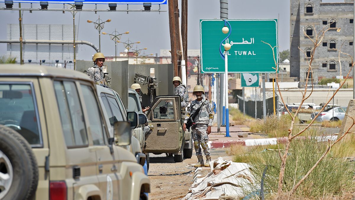 حرس الحدود السعوديون يقفون في حراسة معبر الطوال الحدودي المغلق مع اليمن في محافظة جازان الجنوبية في 3 أكتوبر / تشرين الأول 2017.