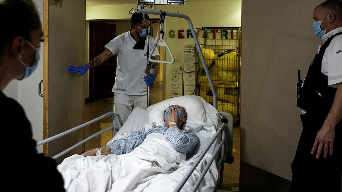 شخص مصاب بكورونا في أحد المستشفيات
