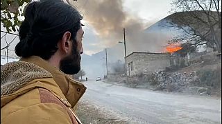 Το euronews στο Ναγκόρνο Καραμπάχ: Οι Αρμένιοι καίνε τα σπίτια τους