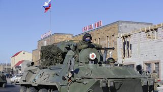 آليات تابعة للجيش الروسي تتوجه نحو منطقة النزاع في ناغورنو قره باغ