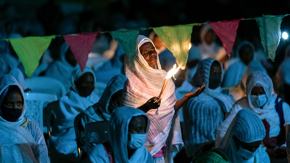 Cristianos ortodoxos etíopes rezan por la paz en la catedral de Medhane Alem, en la zona de Bole Medhanealem de la capital Addis Abeba, Etiopía, el  5 de noviembre de 2020.