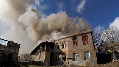 Dağlık Karabağ'dan ayrılan Ermeniler evlerini yakıyor