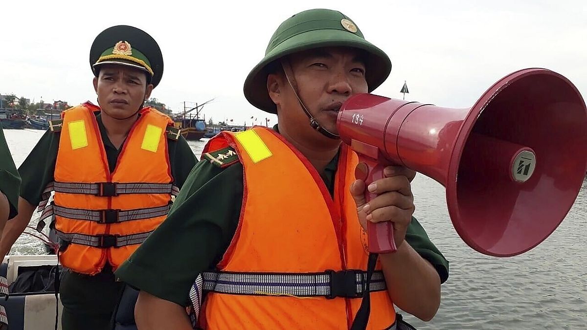 السلطات الفيتنامية تأمر إجلاء حوالي 460 ألف شخص قبل وصول إعصار فامكو إلى الساحل الأوسط للبلاد.