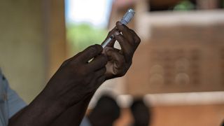 تطعيم أهالي قرية تومالي في مالاوي بأول لقاح مضاد للملاريا. 2019/12/11