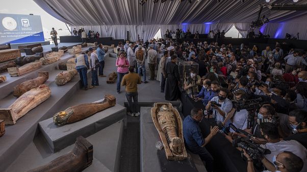 خلال إعلان وزارة السياحة والآثار عن الاكتشاف الضخم في سقارة خلال إعلان وزارة السياحة والآثار عن الاكتشاف الضخم في سقارة