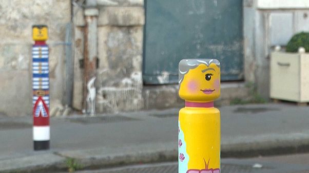 Street Art: Versailles fiatal arca Street Art: Versailles fiatal arca