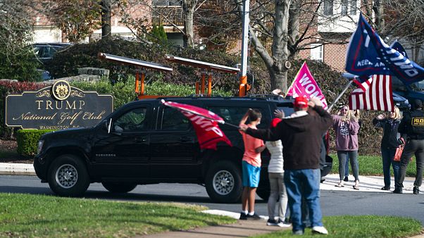 Nach dem Abstecher zur Massendemonstration wurde Trump zu seinem Golf-Klub in Kentucky chauffiert Nach dem Abstecher zur Massendemonstration wurde Trump zu seinem Golf-Klub in Kentucky chauffiert
