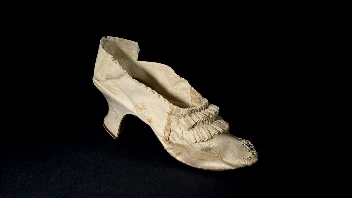 کفش به حراج گذاشته شده متعلق به ملکه ماری آنتوانت