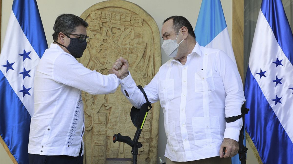 رئيس غواتيمالا أليخاندرو جياماتي مع رئيس هندوراس خوان أورلاندو هيرنانديز