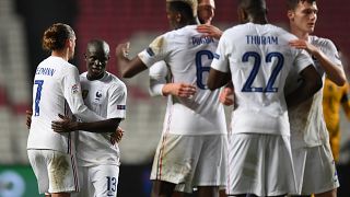  لاعبو المنتخب الفرنسي يحتفلون بفوزهم على البرتغال في دوري الأمم الأوروبية.