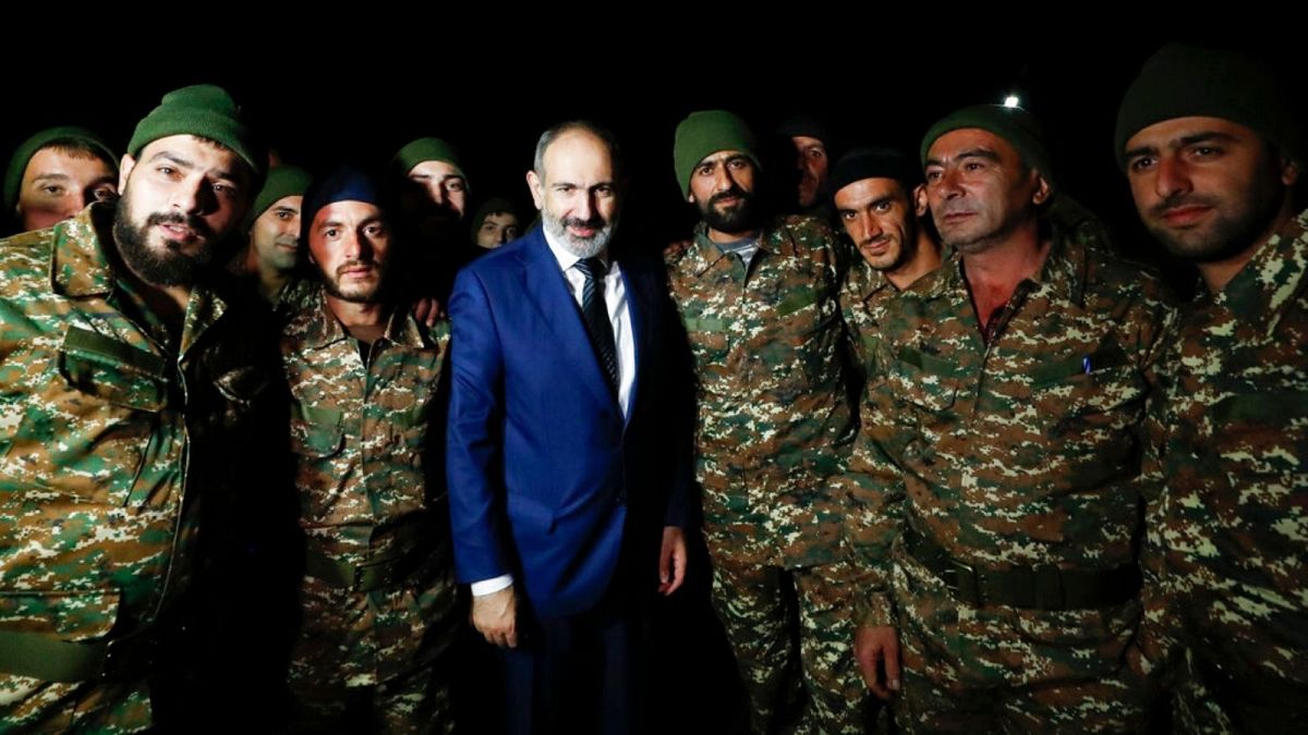 نخست‌وزیر ارمنستان در کنار نظامیان این کشور