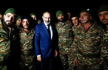نخست‌وزیر ارمنستان در کنار نظامیان این کشور
