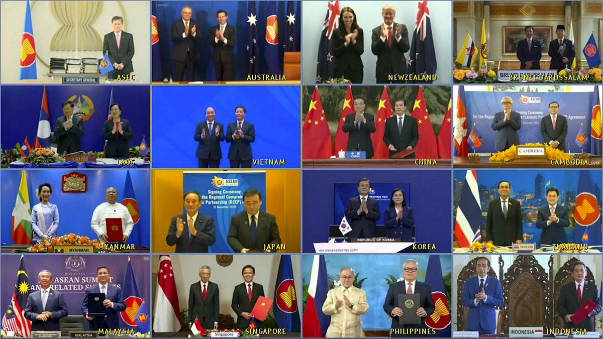 رهبران و وزرای تجارت ۱۵ کشور آسیایی و اقیانوسیه‌ای پس از حصول توافق تجاری