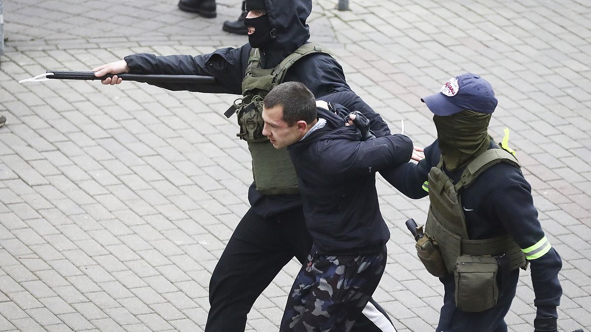 Belarus'ta 8 Kasım'da bir protestocu gözaltına alınıyor