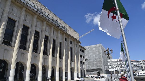 أمام مقر الجمعية الوطنية في العاصمة الجزائر أمام مقر الجمعية الوطنية في العاصمة الجزائر