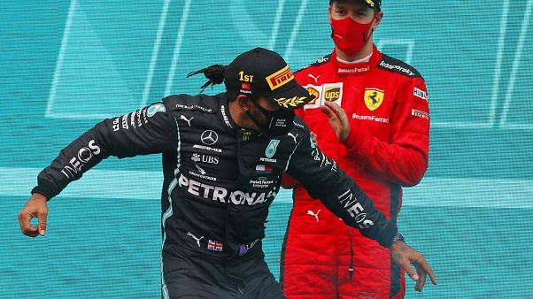 Weltmeister Lewis Hamilton feiert auf dem Podium in Istanbul. Sebastian Vettel applaudiert Weltmeister Lewis Hamilton feiert auf dem Podium in Istanbul. Sebastian Vettel applaudiert