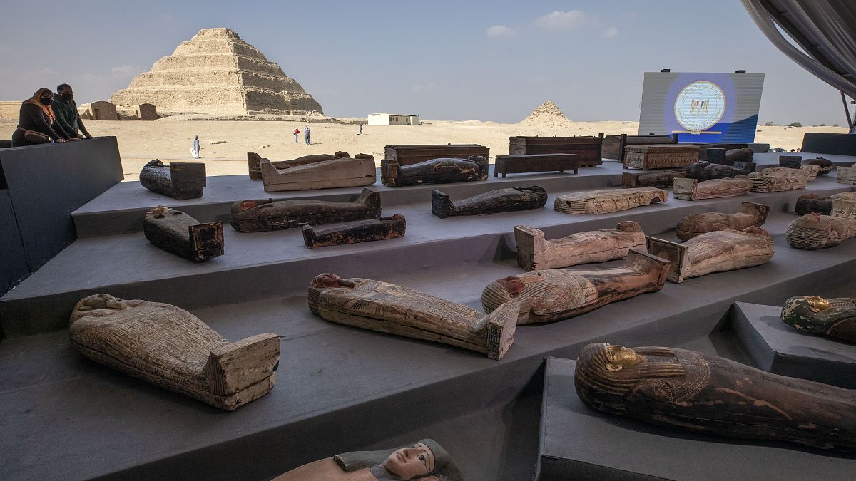 أناس ينظرون إلى توابيت اكتشفت في مقبرة سقارا من الجيزو في مصر. 2020/11/14