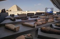 Саркофаги на фоне пирамиды Джосера
