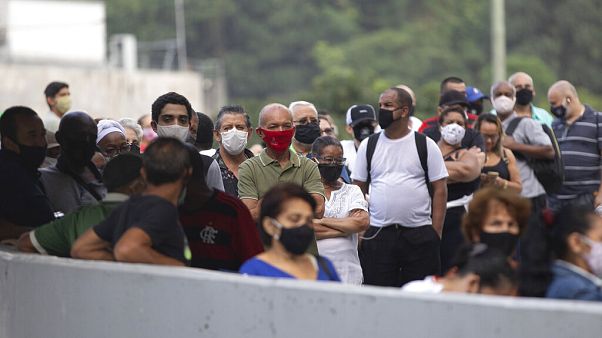 Eleitores da favela da Rocinha, no Rio de Janeiro, aguardam na fila para votar Eleitores da favela da Rocinha, no Rio de Janeiro, aguardam na fila para votar