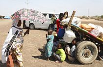 Geflüchtete aus Äthiopien warten in Hamyadet im Nachbarland Sudan auf ihre Registrierung durch das Flüchtlingshilfswerk der Vereinten Nationen